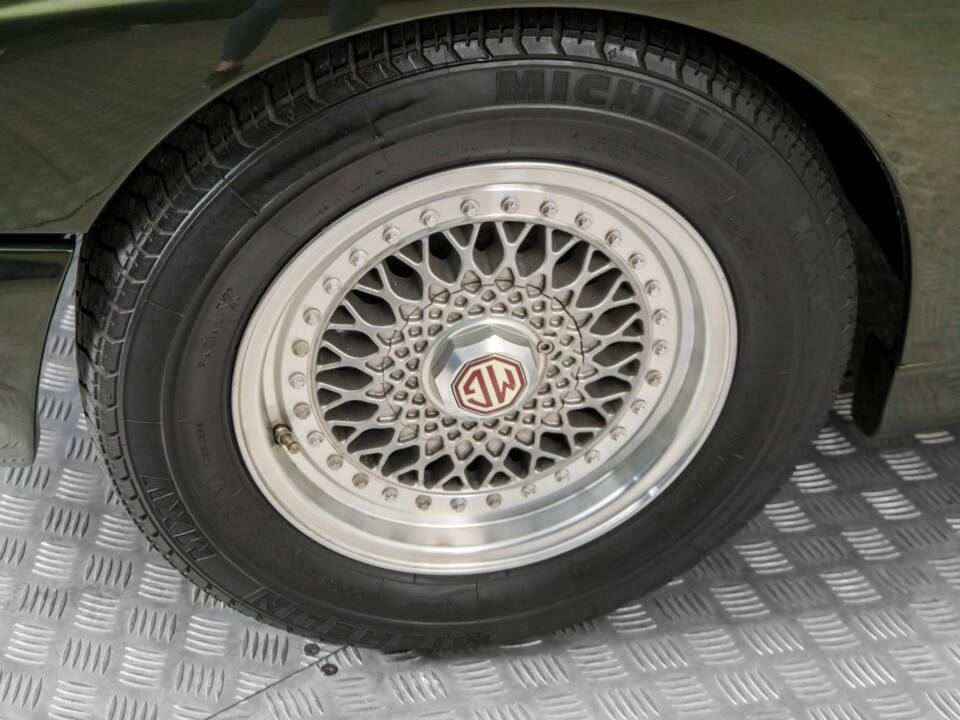 Image 23/50 of MG RV8 (1991)