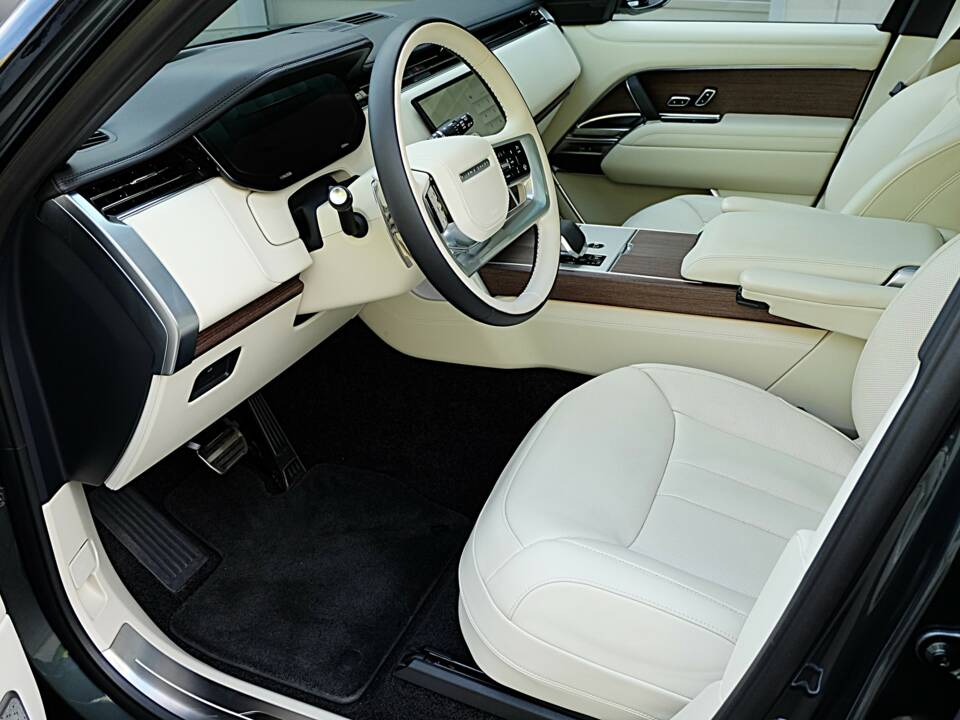 Image 34/61 of Land Rover Range Rover D350 (2025)