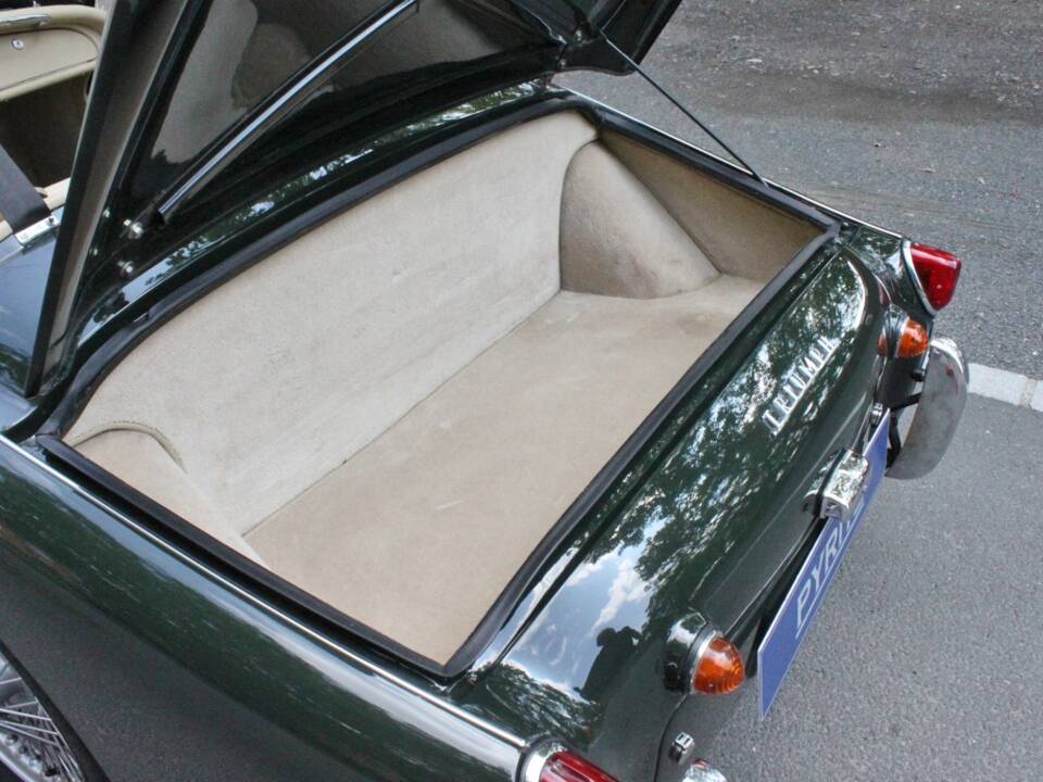 Image 14/23 of Triumph TR 3A (1957)