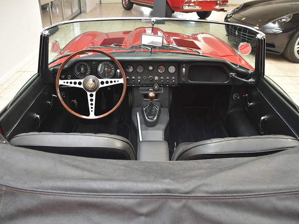 Image 14/30 of Jaguar E-Type 4.2 (1966)