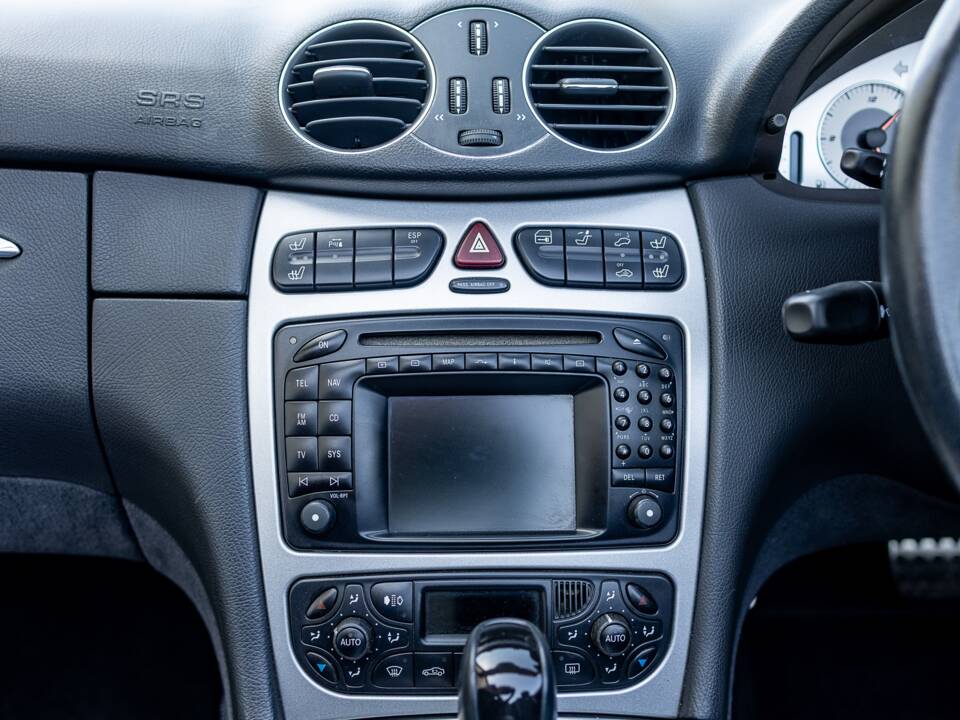 Image 30/50 of Mercedes-Benz CLK 55 AMG (2003)