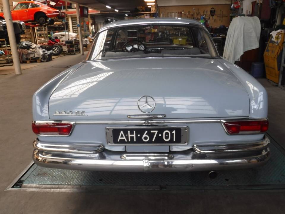 Image 6/50 of Mercedes-Benz 220 SE b (1963)