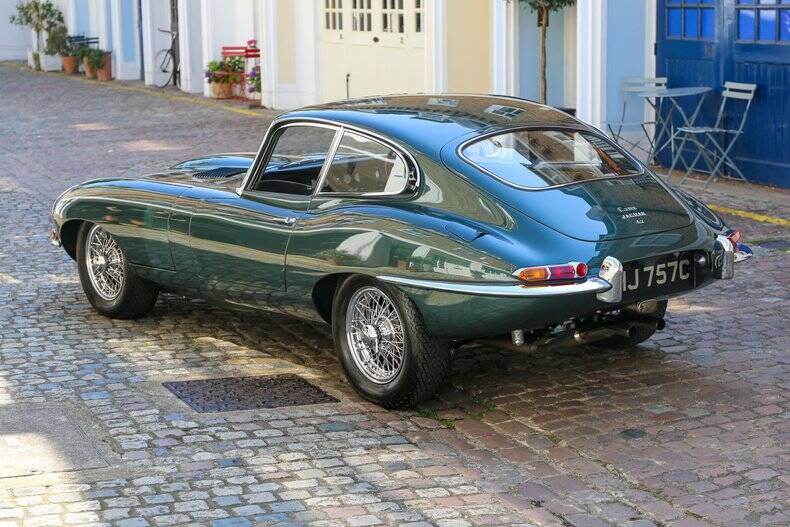 Immagine 7/50 di Jaguar E-Type 4.2 (1965)