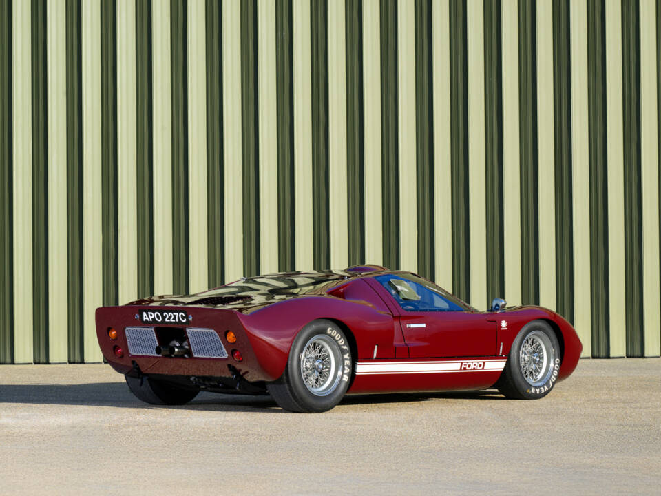 Image 18/21 of Ford GT40 (1965)