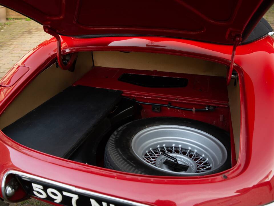 Image 18/50 of Jaguar E-Type 3.8 Flat Floor (1961)