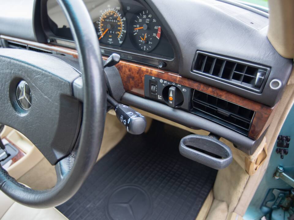 Image 17/31 de Mercedes-Benz 420 SEC (1990)