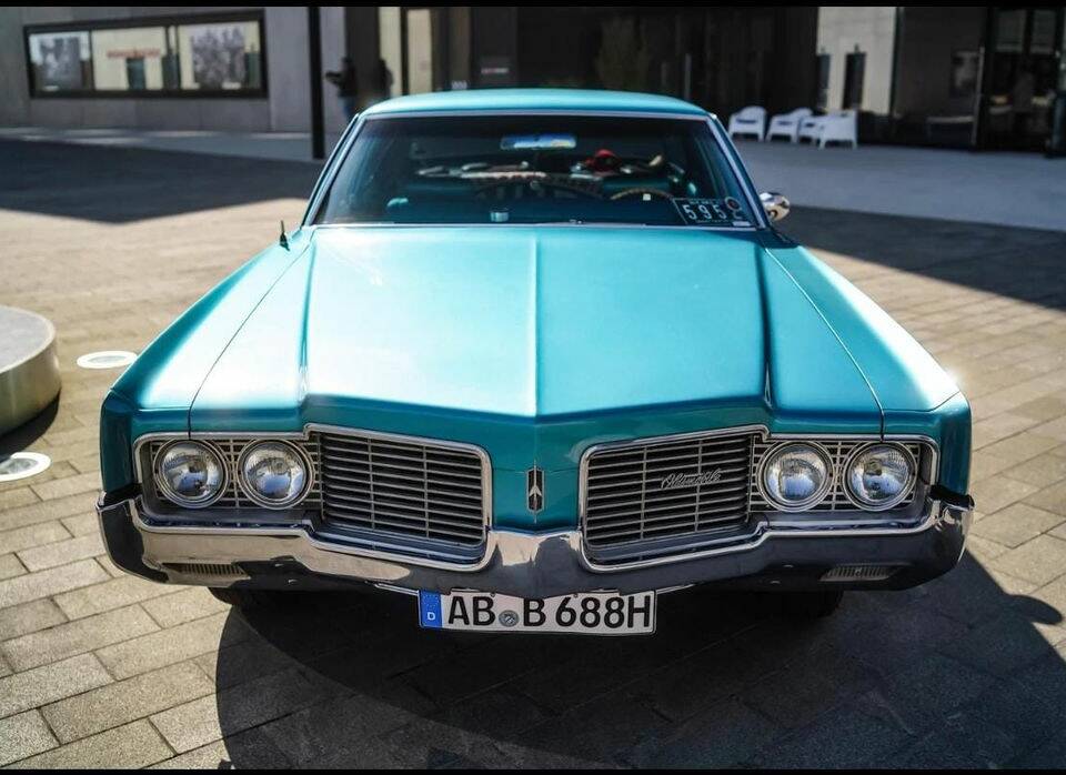 Image 1/7 of Oldsmobile Delta 88 Holiday (1968)