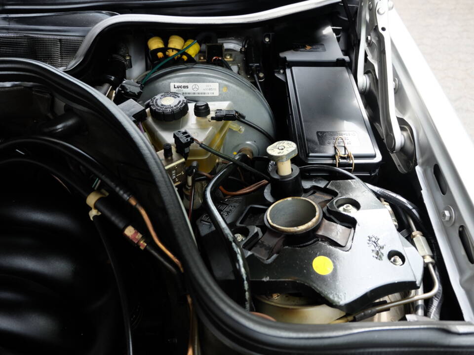 Image 53/69 of Mercedes-Benz E 320 (1994)