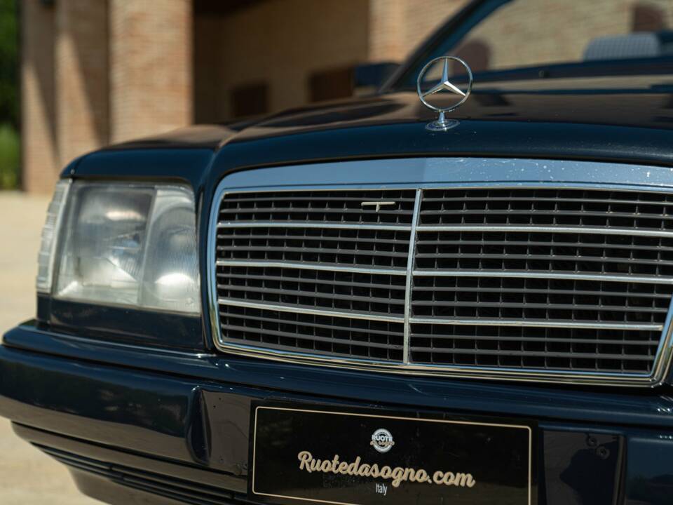 Image 28/50 de Mercedes-Benz 200 CE (1997)