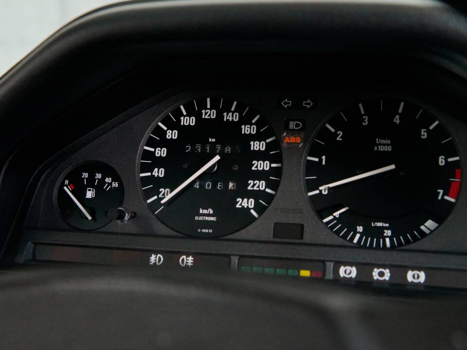 Bild 45/50 von BMW 325i (1986)