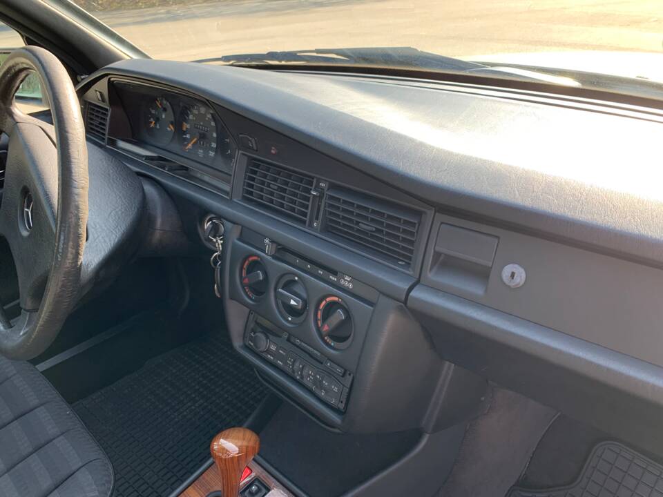 Bild 17/18 von Mercedes-Benz 190 E 1.8 (1991)