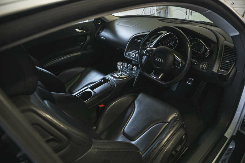 Image 2/38 of Audi R8 V10 (2010)