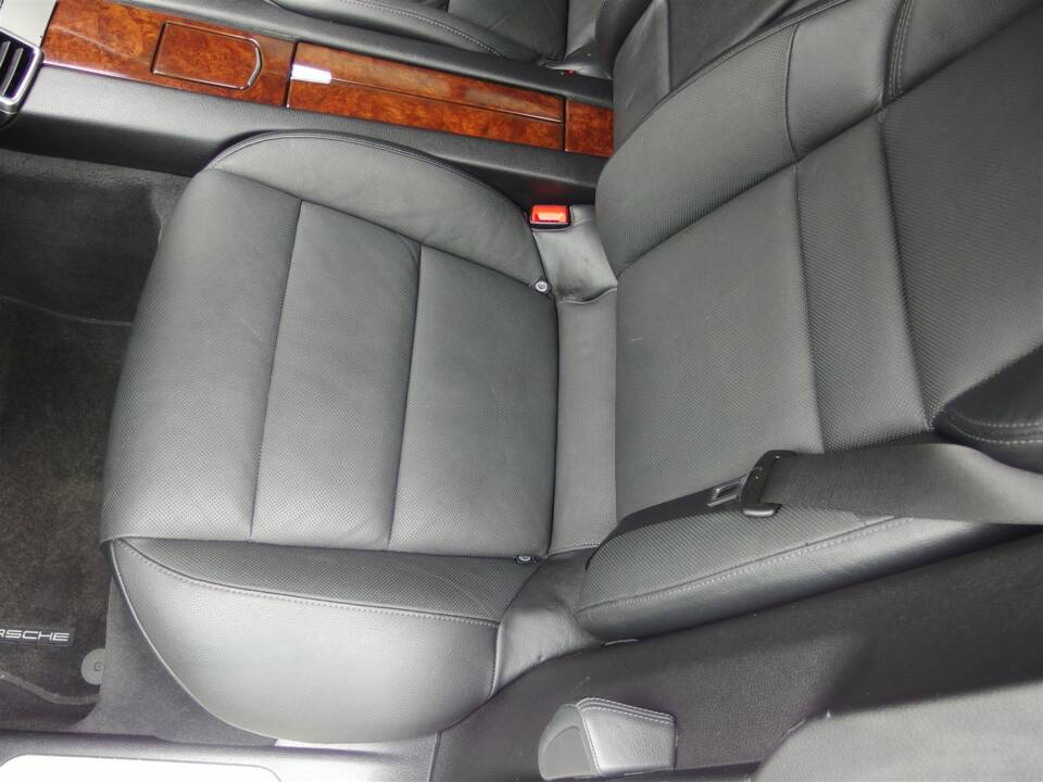 Image 70/98 of Porsche Panamera S (2010)
