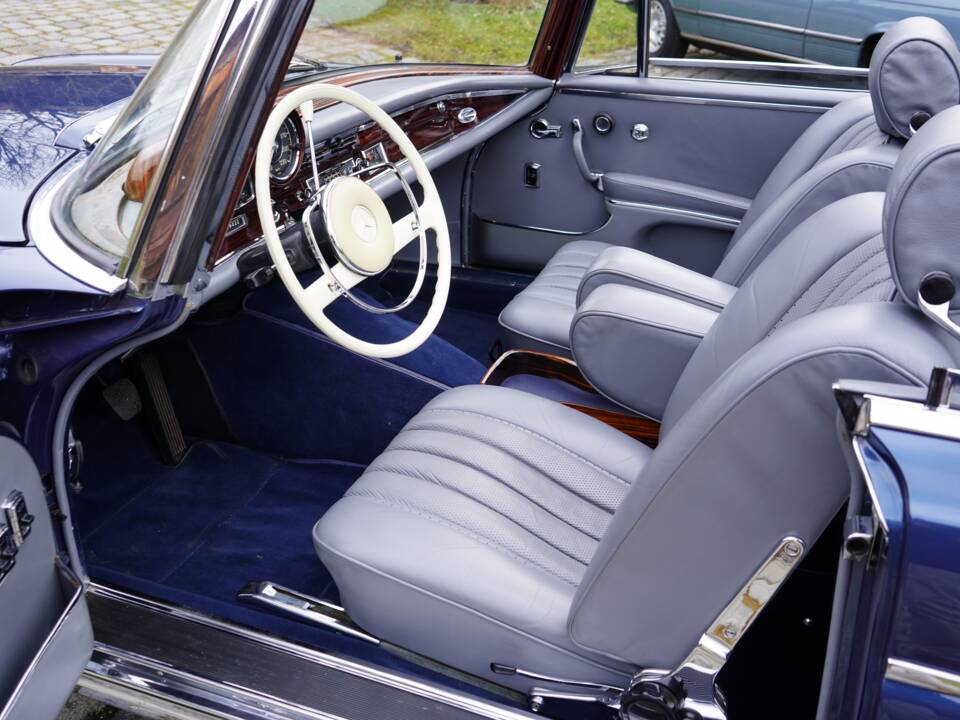 Image 2/14 of Mercedes-Benz 300 SE (1967)