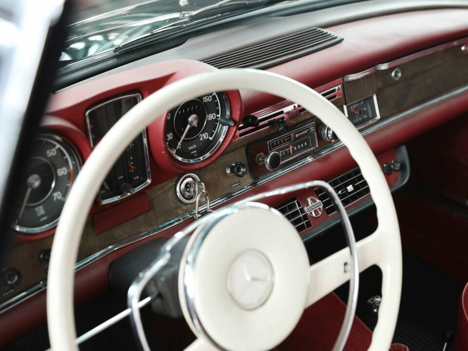 Image 30/50 of Mercedes-Benz 220 SE b (1962)