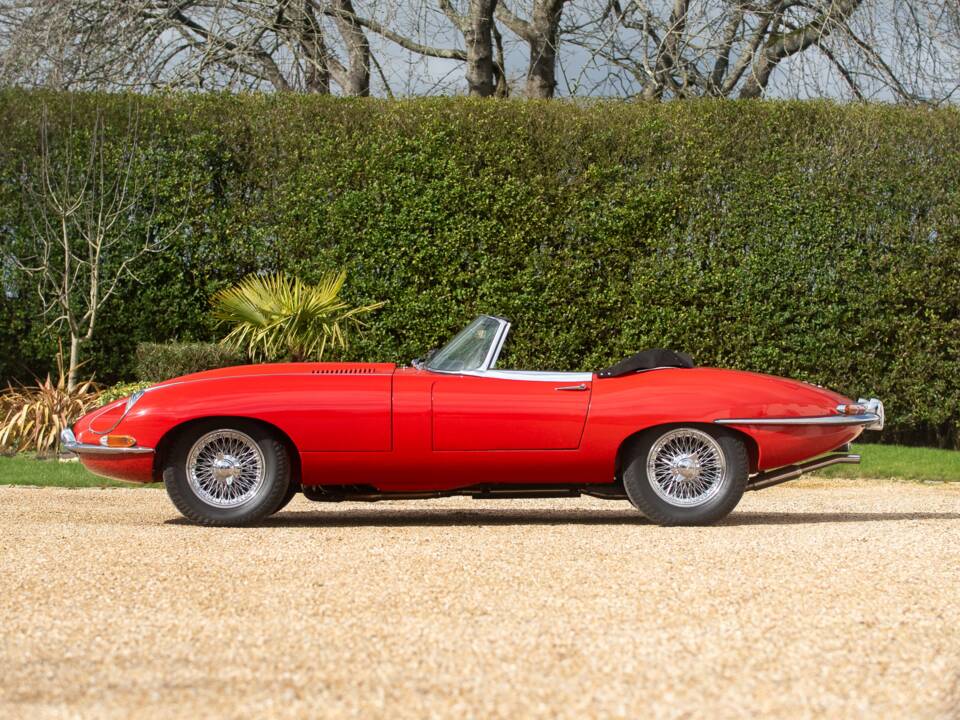 Image 12/50 de Jaguar E-Type (1967)