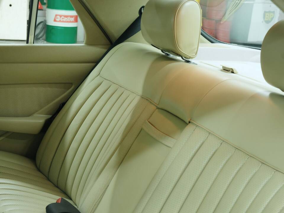 Bild 43/50 von Mercedes-Benz 380 SE (1984)