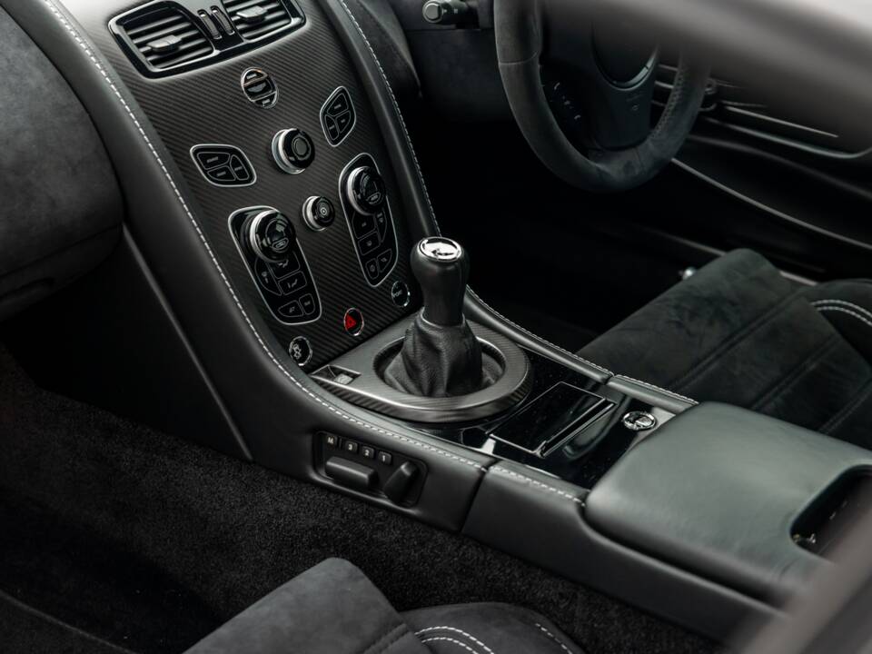 Image 18/65 de Aston Martin Vantage GT8 (2017)