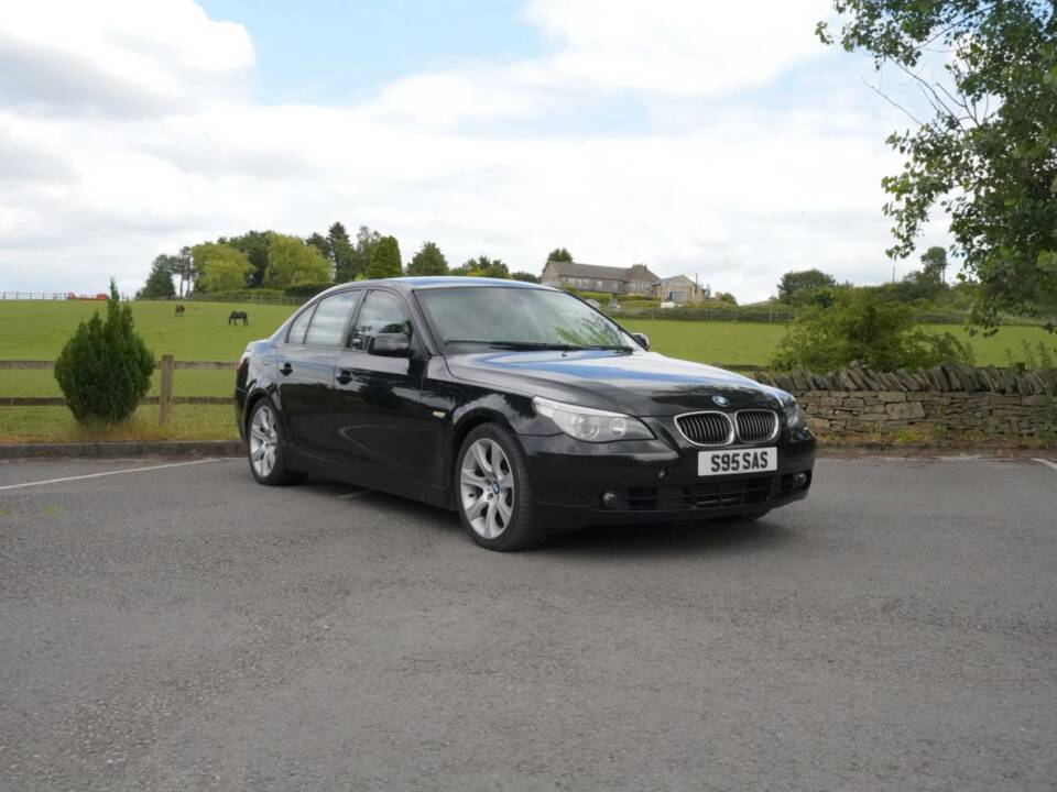 Bild 24/48 von BMW 550i (2006)