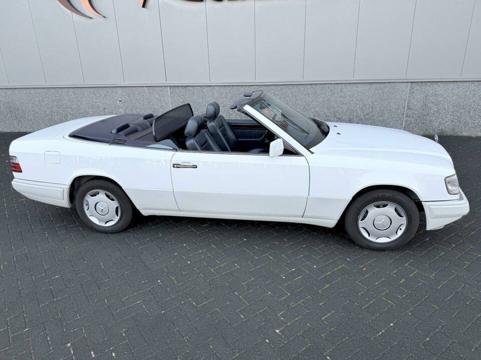 Image 11/36 of Mercedes-Benz E 200 (1994)