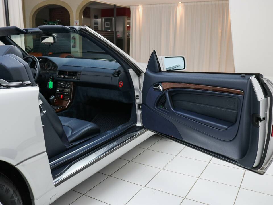 Bild 30/84 von Mercedes-Benz SL 320 (1996)