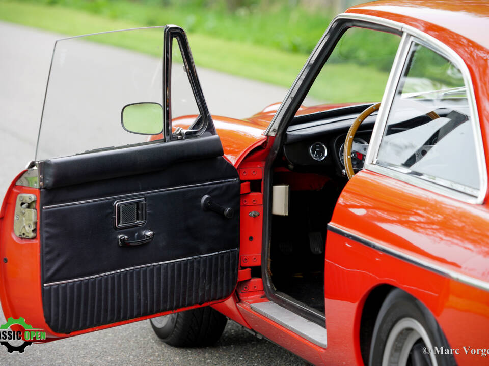 Image 4/46 de MG MGB GT V8 (1975)