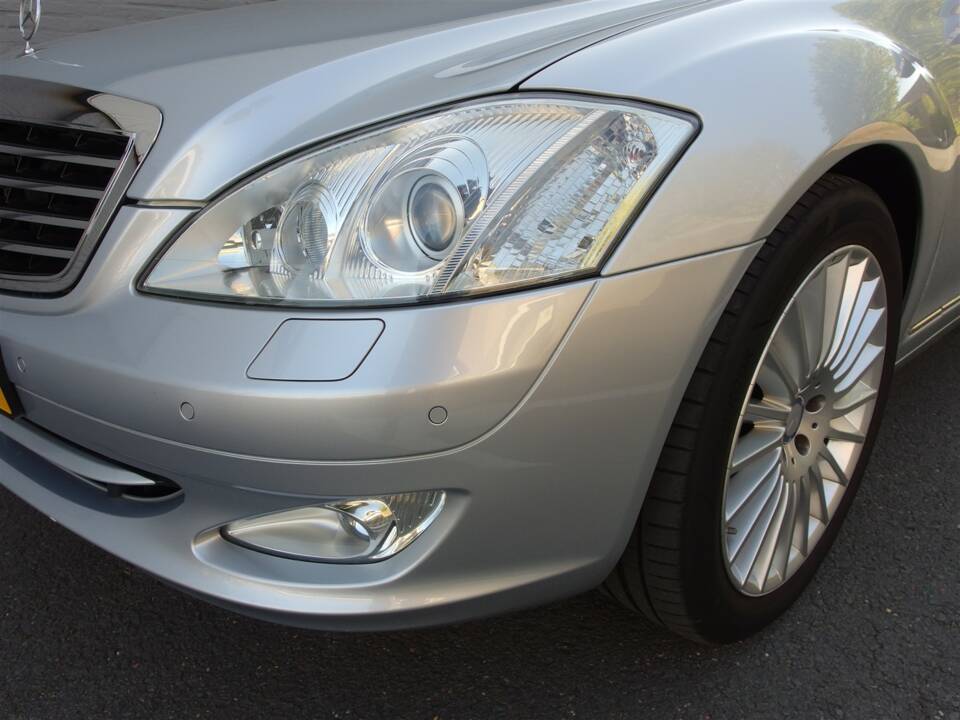 Image 25/98 of Mercedes-Benz S 500 L (2007)