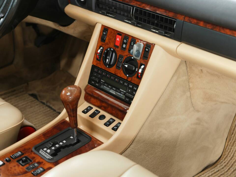 Image 21/39 of Mercedes-Benz 560 SEC (1990)