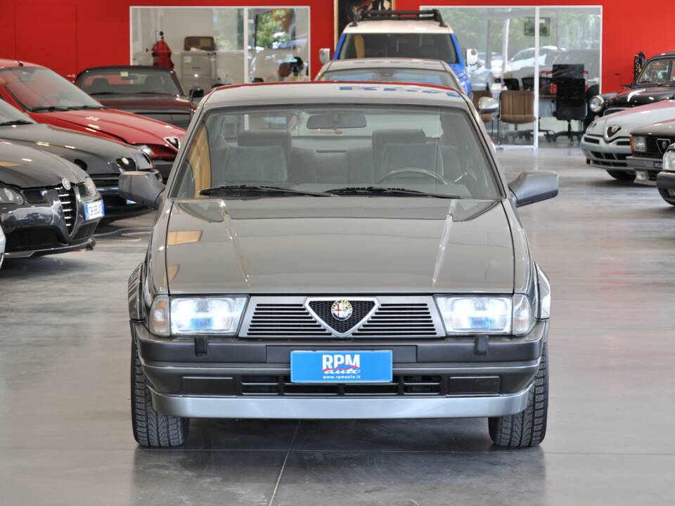 Image 2/34 de Alfa Romeo 75 2.0 Twin Spark (1987)
