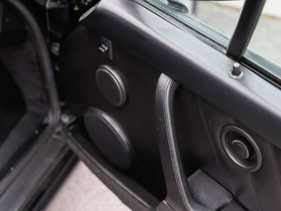 Image 92/108 de Porsche 911 Carrera 3.2 (1989)