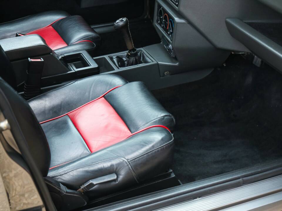 Afbeelding 33/50 van Alfa Romeo 75 3.0 V6 QV (1988)