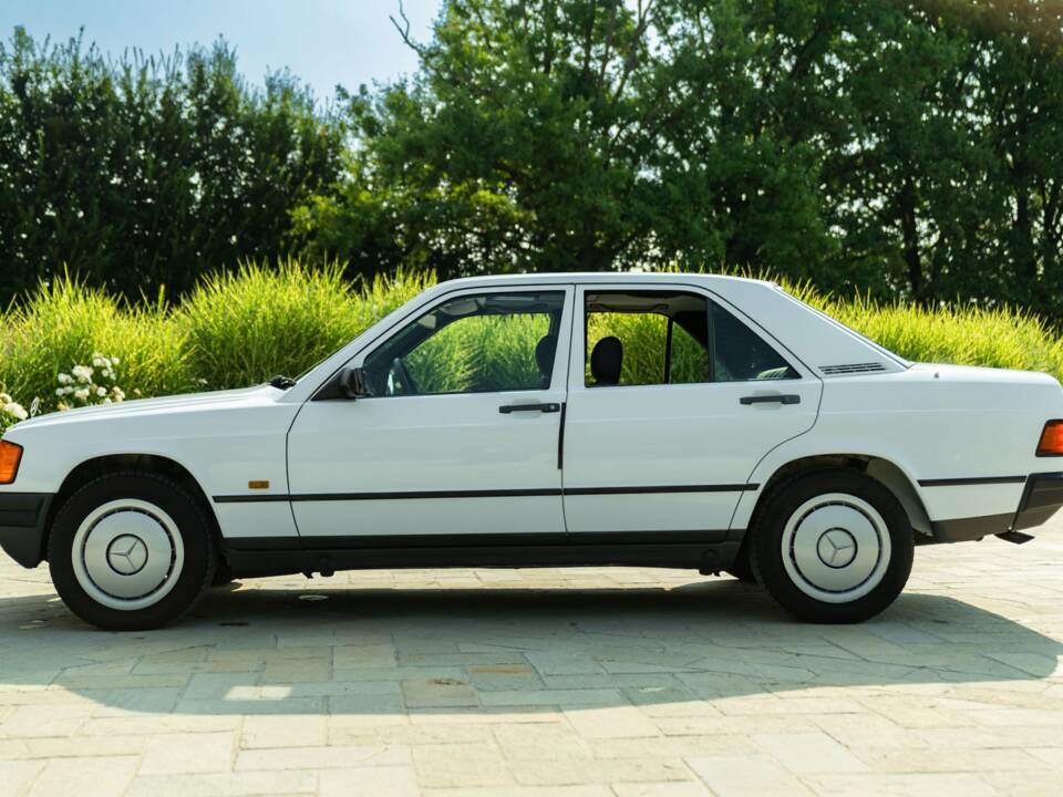 Image 5/45 of Mercedes-Benz 190 E (1987)