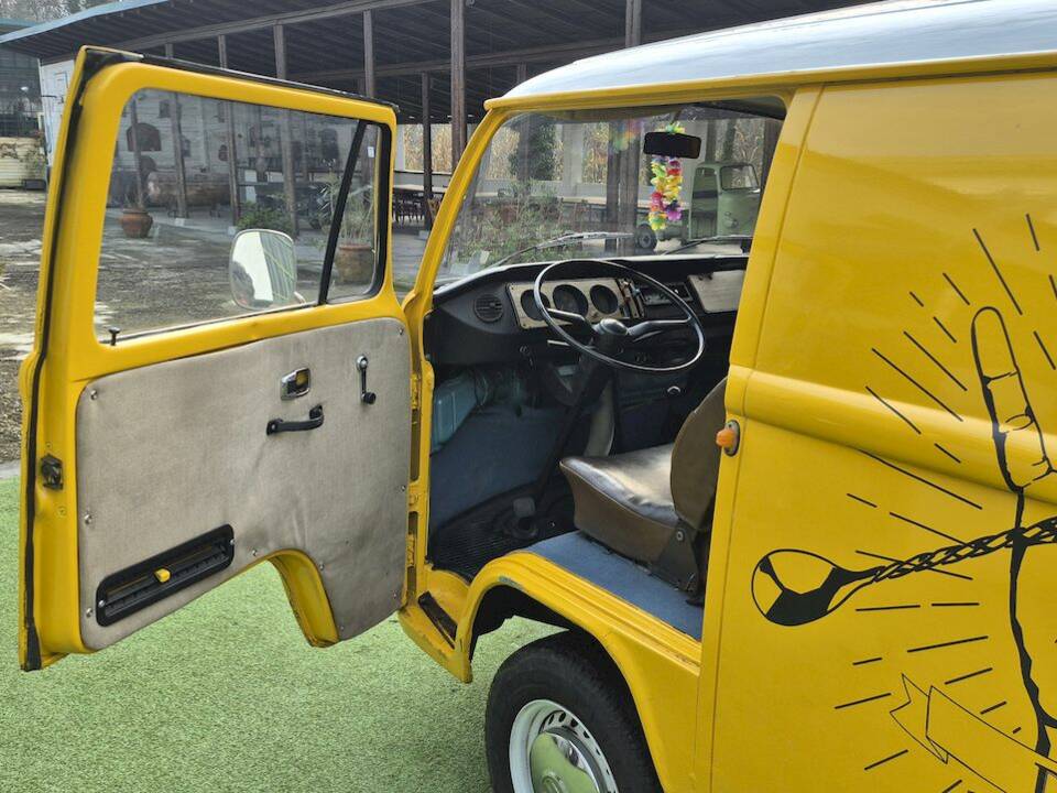 Bild 22/50 von Volkswagen T2b Kastenwagen (1976)