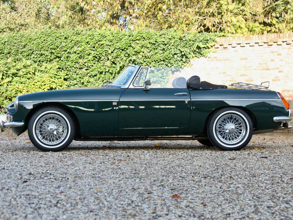 Image 25/50 of MG MGB (1974)