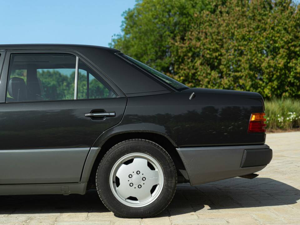 Bild 14/50 von Mercedes-Benz 300 E-24 (1989)