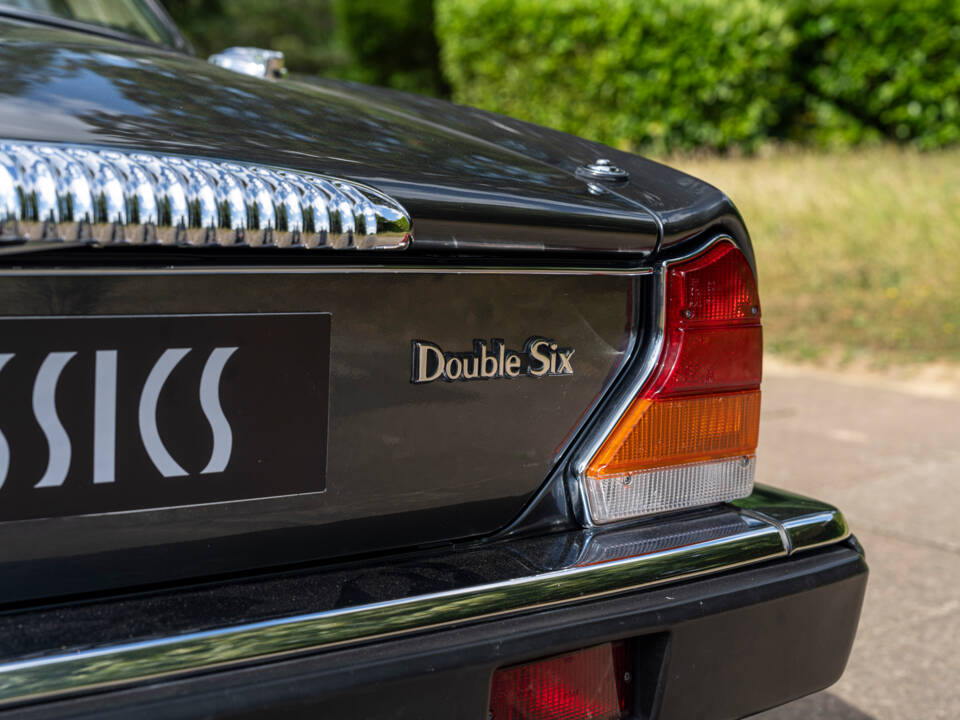 Image 14/23 of Daimler Double Six (1992)