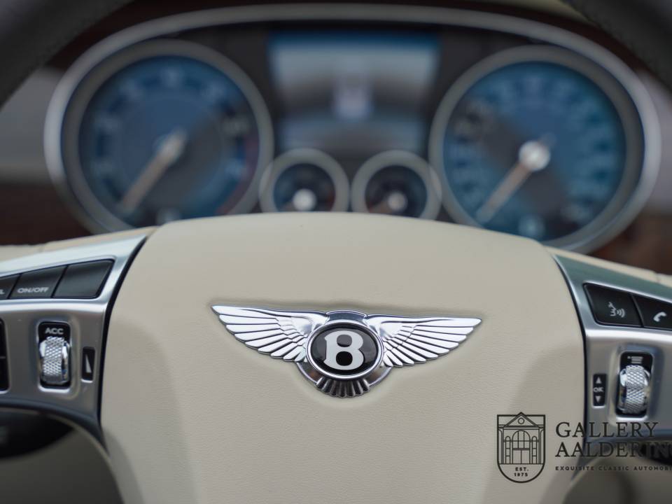 Image 41/50 of Bentley Continental GTC V8 (2014)