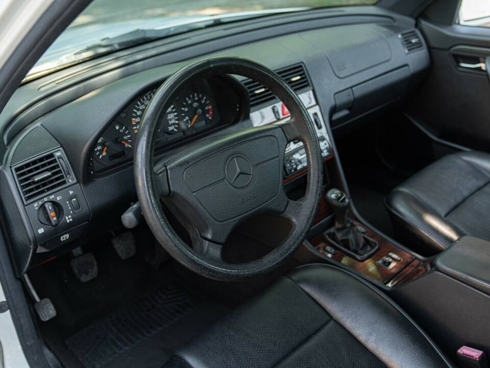 Immagine 30/50 di Mercedes-Benz C 200 Kompressor (1996)