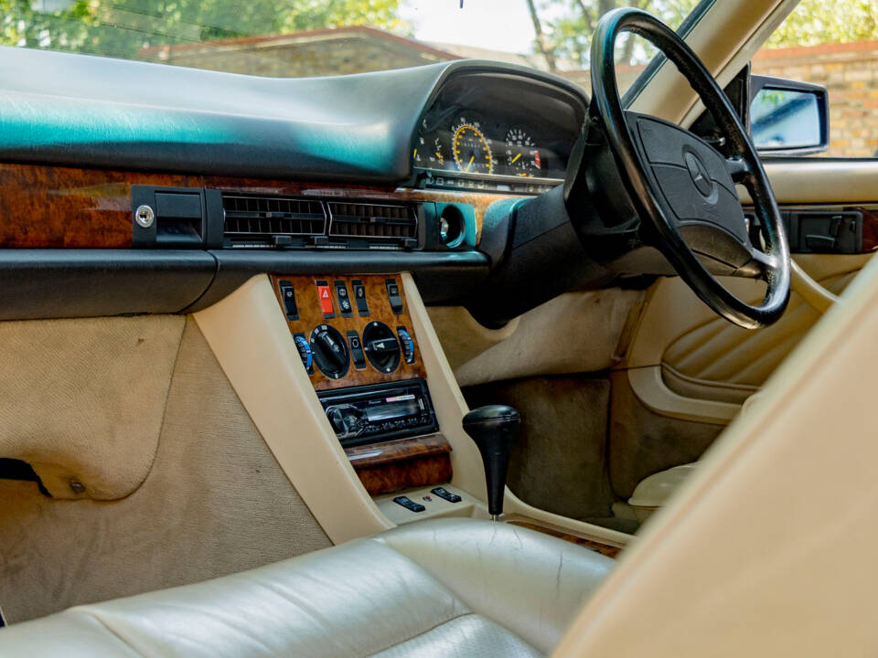 Image 22/50 of Mercedes-Benz 500 SEC (1989)