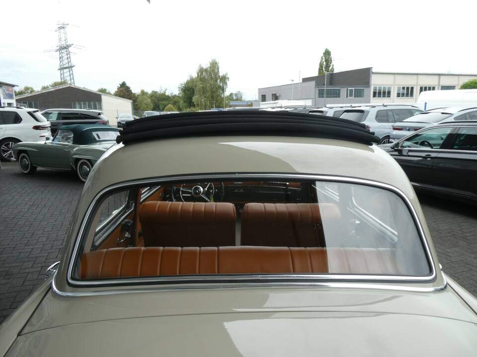 Image 22/25 of Mercedes-Benz 219 (1956)