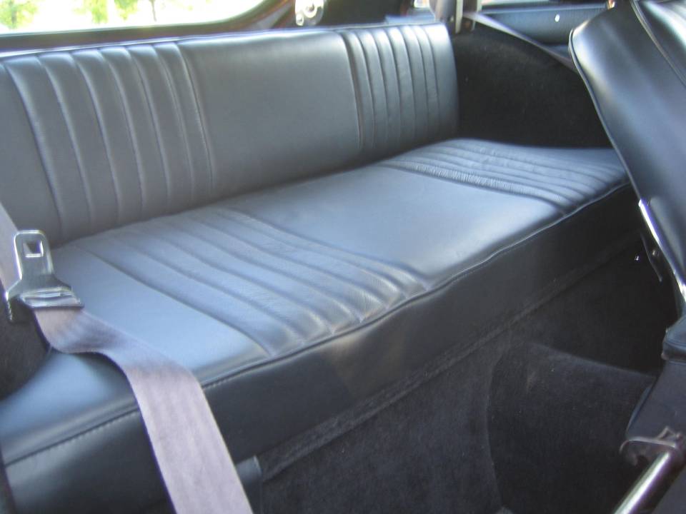 Image 7/9 of MG MGB GT V8 (1974)
