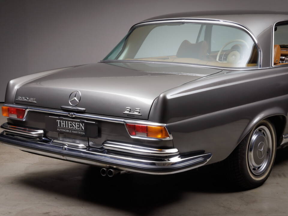 Image 11/46 de Mercedes-Benz 280 SE 3,5 (1971)