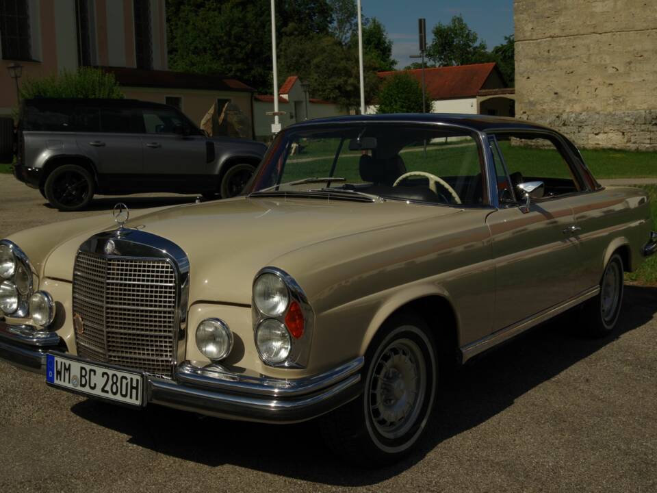 Image 2/73 de Mercedes-Benz 280 SE (1969)