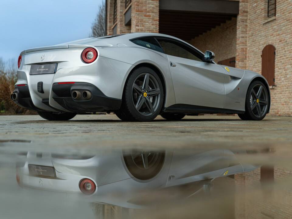 Image 10/50 of Ferrari F12berlinetta (2013)