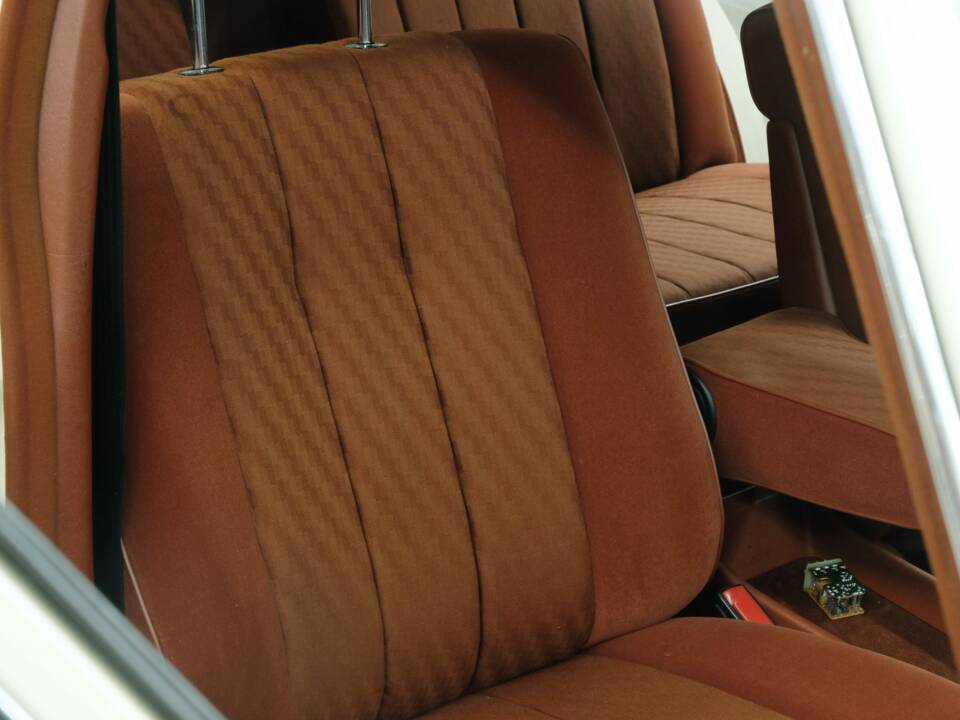 Bild 24/50 von Mercedes-Benz 380 SE (1980)