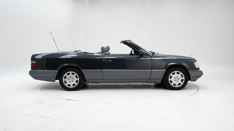Image 6/15 of Mercedes-Benz E 220 (1994)