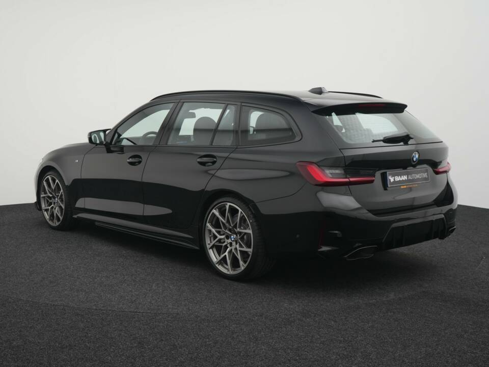 Image 8/50 of BMW 330i xDrive Touring (2025)