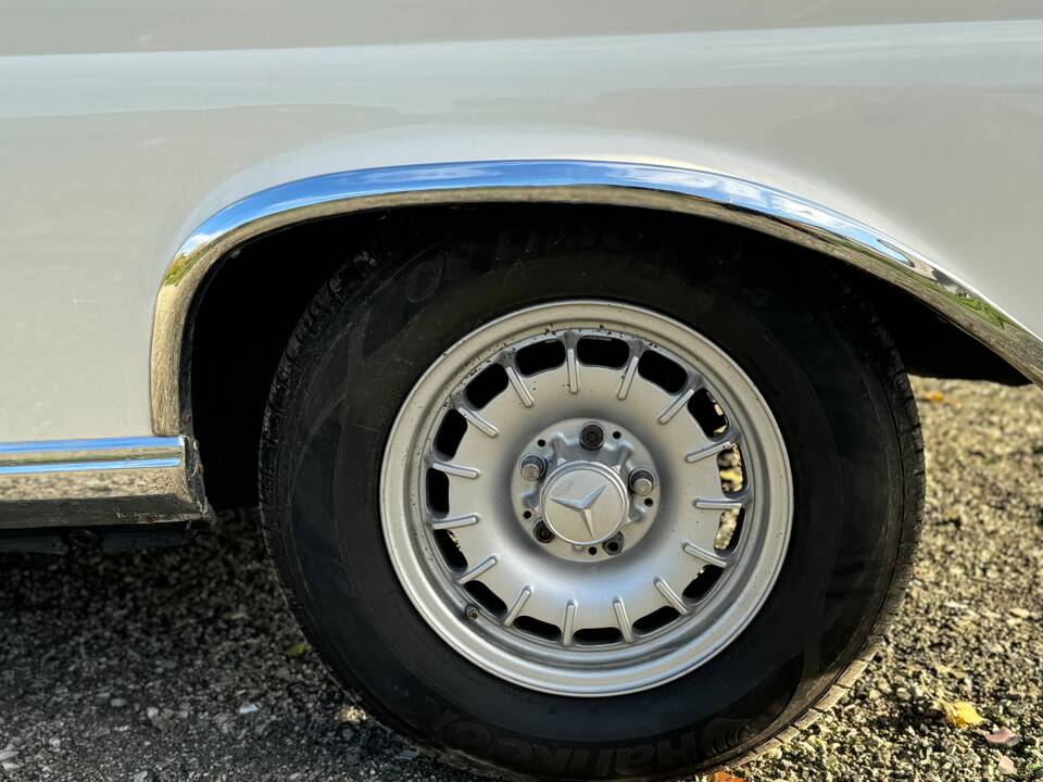 Image 54/132 of Mercedes-Benz 220 SE b (1963)