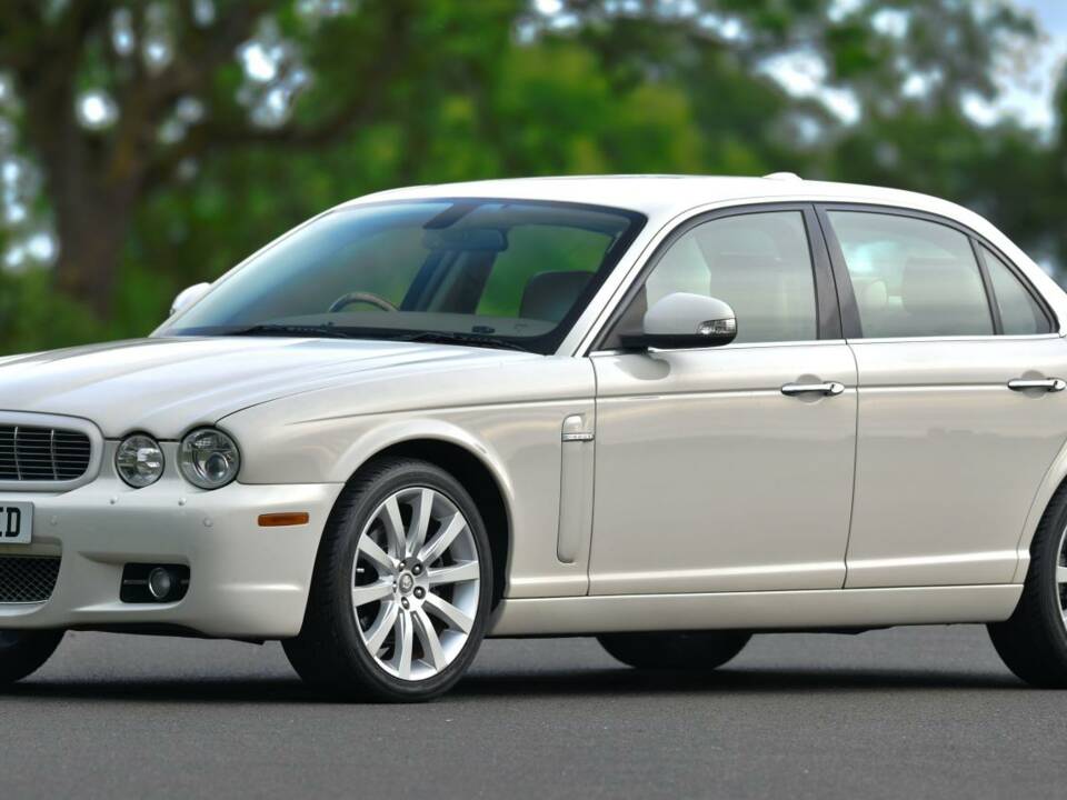 Image 16/50 of Jaguar XJ 8 4.2 (2008)