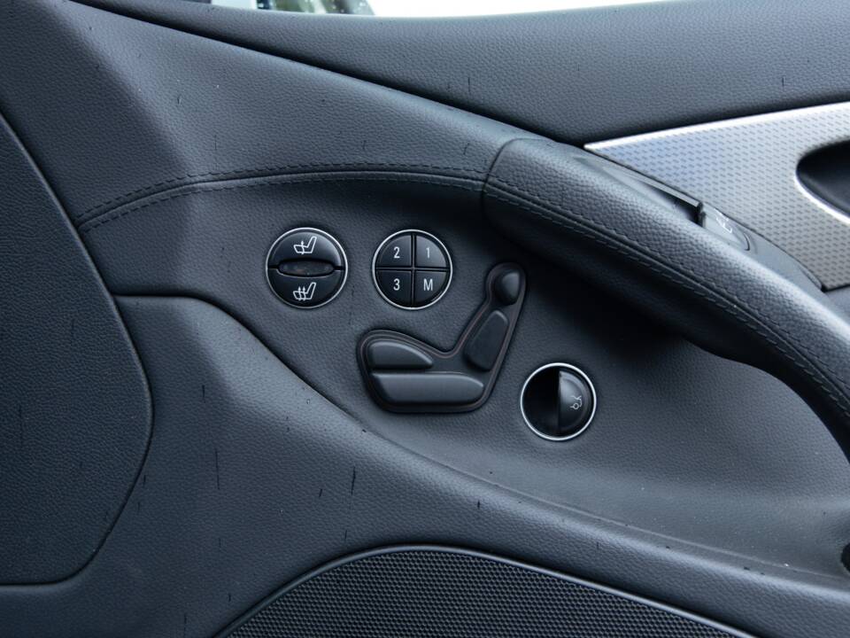 Image 30/41 of Mercedes-Benz SL 350 (2007)